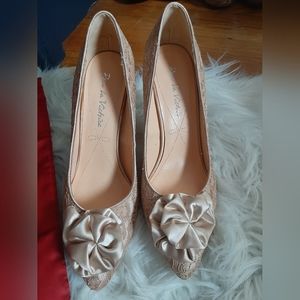 NEVER WORN! Pour La Victoire champagne lace heels size 8M, 4" height